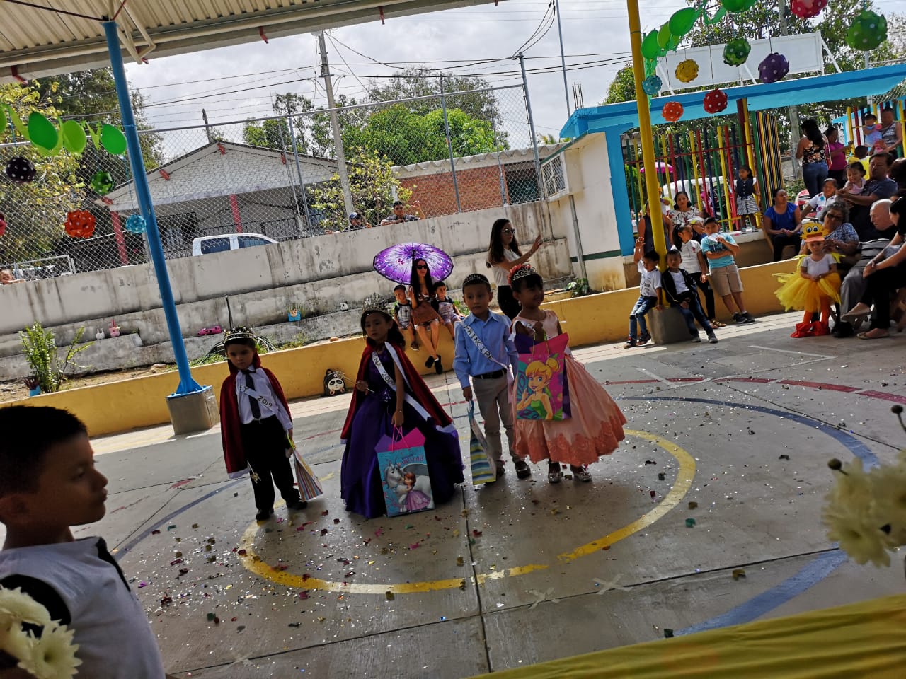 Coronación en el Jardín de niños Valentín Gómez Farias